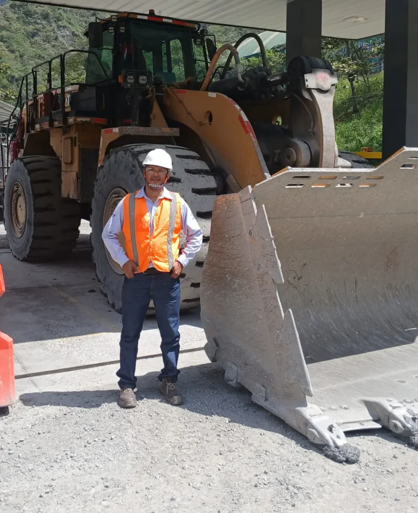 Operador en entrenamiento de maquinaria pesada en el centro CEISAS de Valledupar.